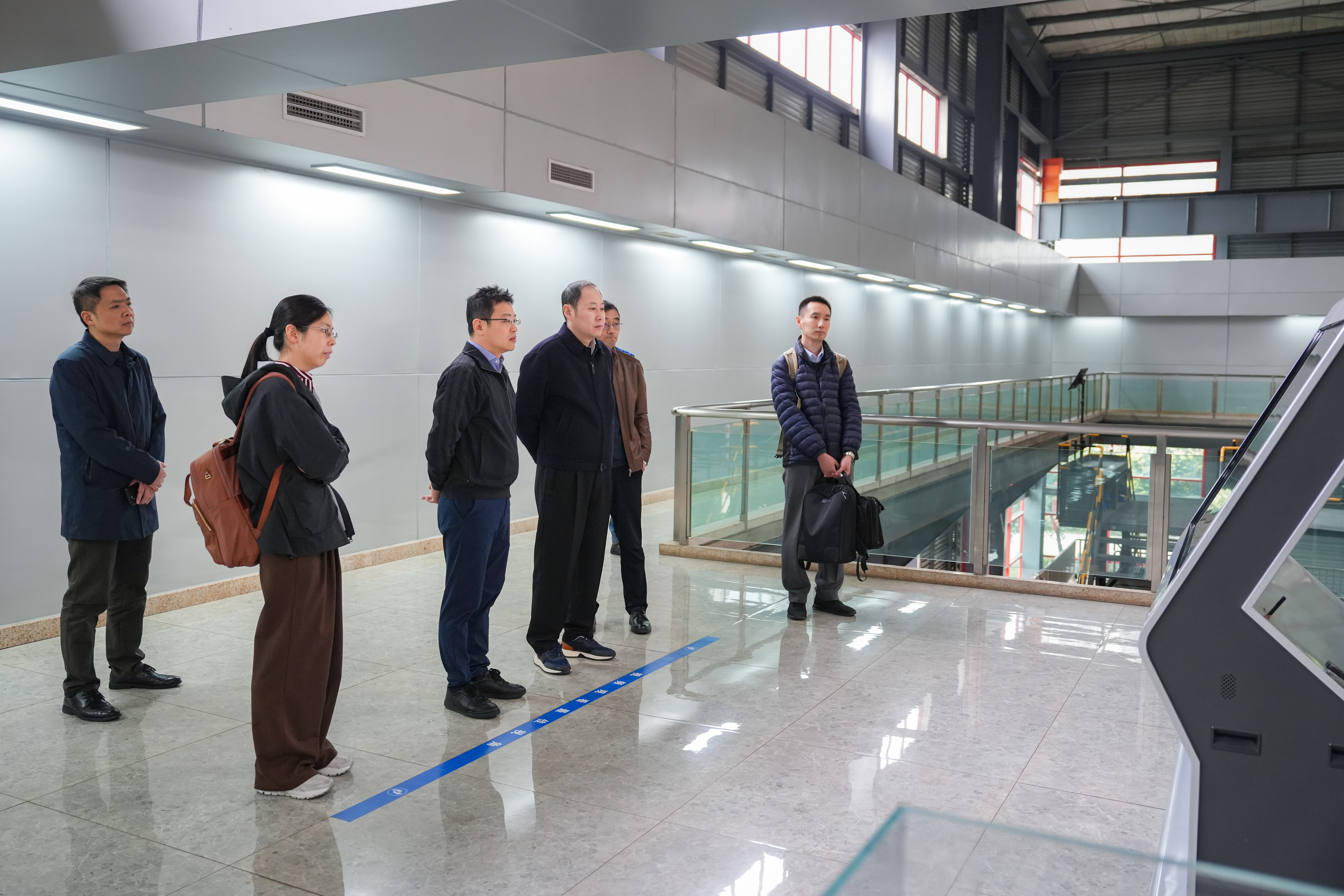 中信環(huán)境黨委委員、副總經(jīng)理王松一行到三峰環(huán)境集團(tuán)考察交流